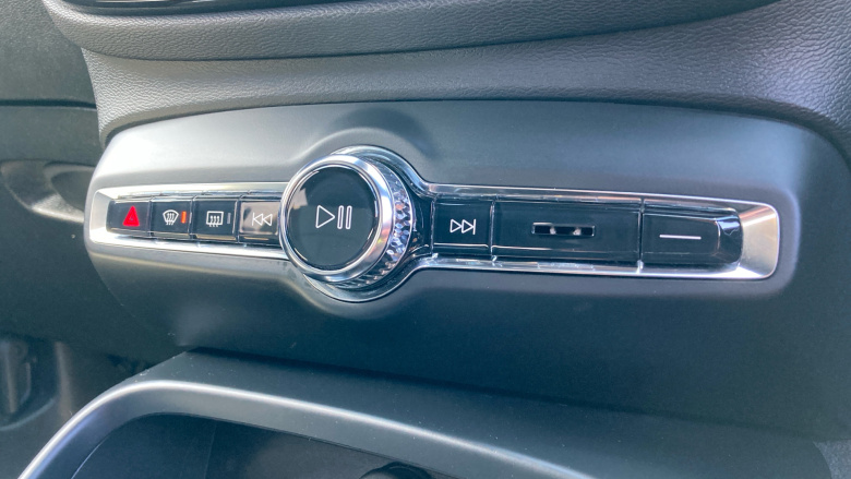 Volvo XC40 2.0 B4P Plus Dark 5dr Auto Petrol Estate